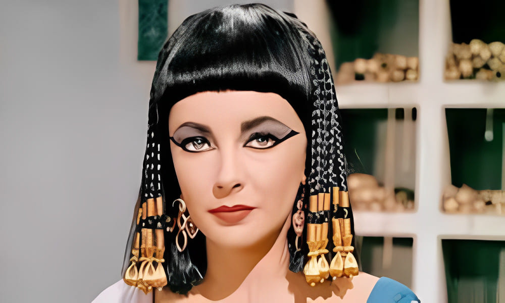 Elizabeth Taylor in Cleopatra (1963)